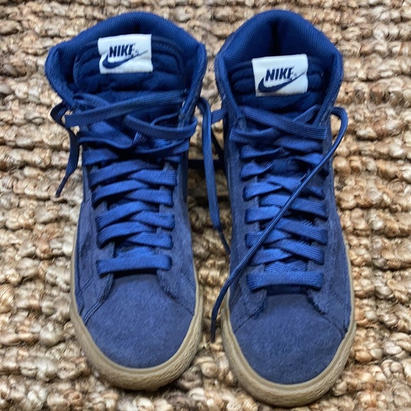 Kids Nike blue suede hightops. - Picture 5 of 6